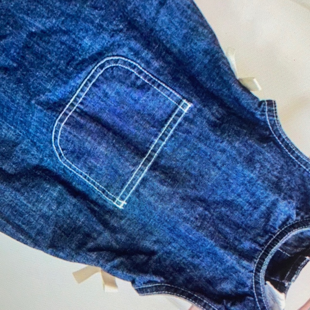 Sleeveless design front pocket blouse